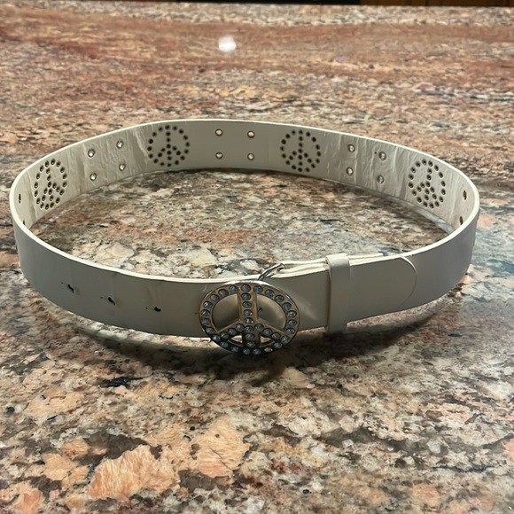 JUSTICE GIRLS SMALL PEACE SIGN BELT WHITE. PRE-OWNED. Vintage - Picture 1 of 1